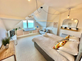 Pier View Retreat - Close to Beach - Sea Views With Parking